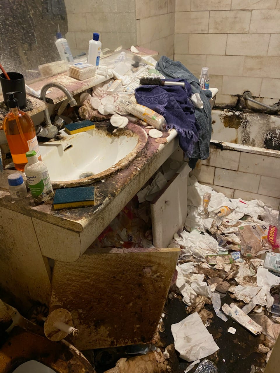 Comment réussir le nettoyage de logements très encombrés en 5 étapes IMG 20241217 WA0020